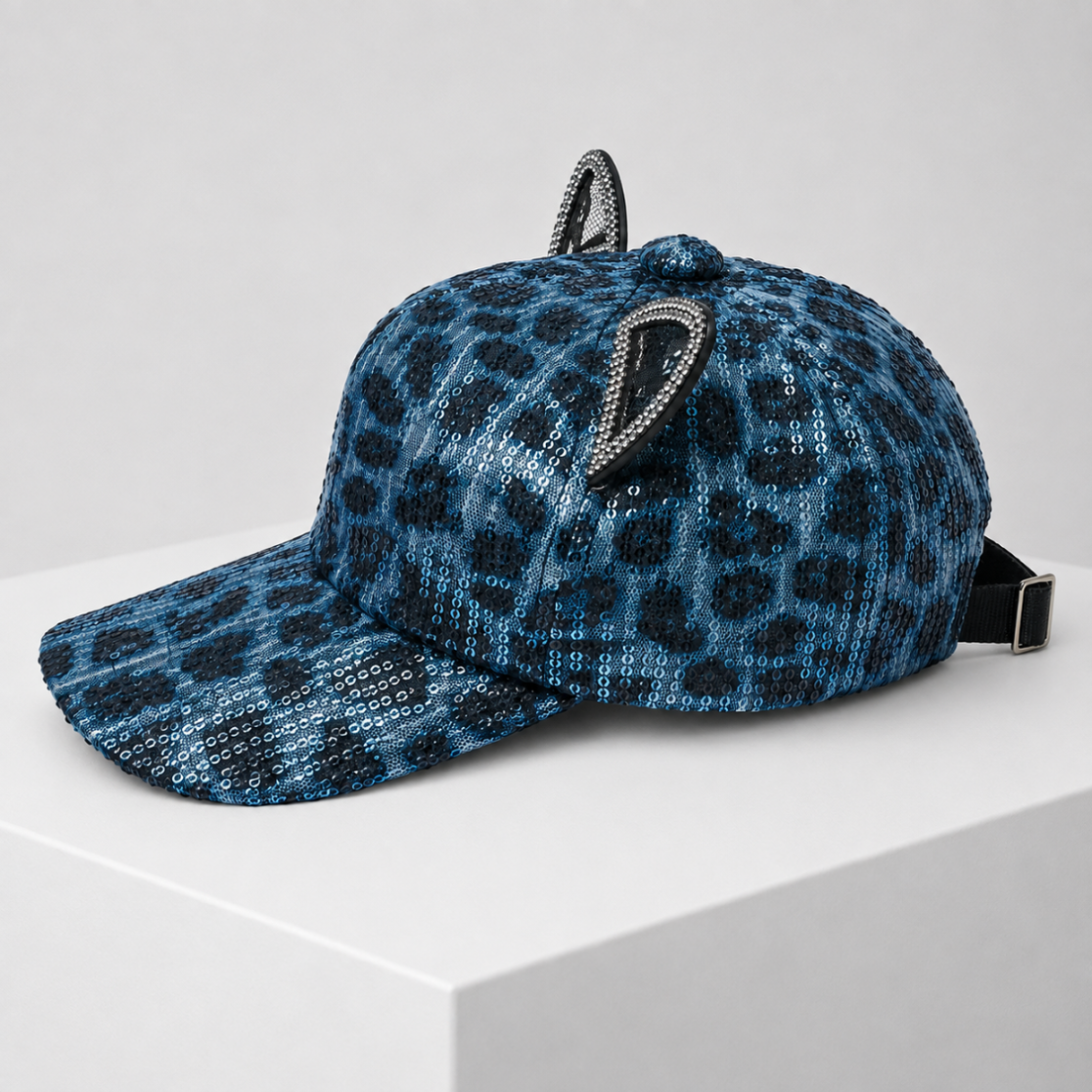 Cekinowa czapka dziecięca z daszkiem w niebieską panterkę i uszami – 46–54 cm
