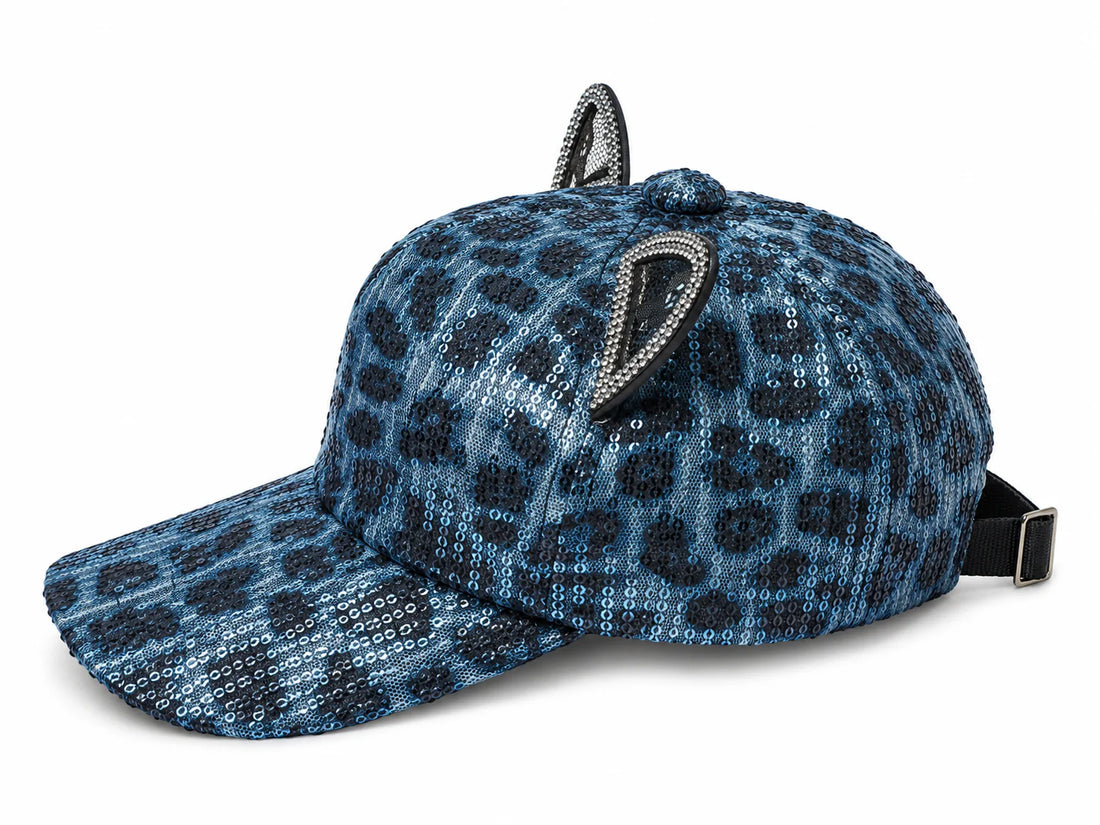 Cekinowa czapka dziecięca z daszkiem w niebieską panterkę i uszami – 46–54 cm