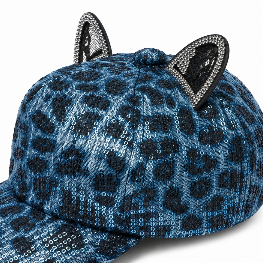 Cekinowa czapka dziecięca z daszkiem w niebieską panterkę i uszami – 46–54 cm