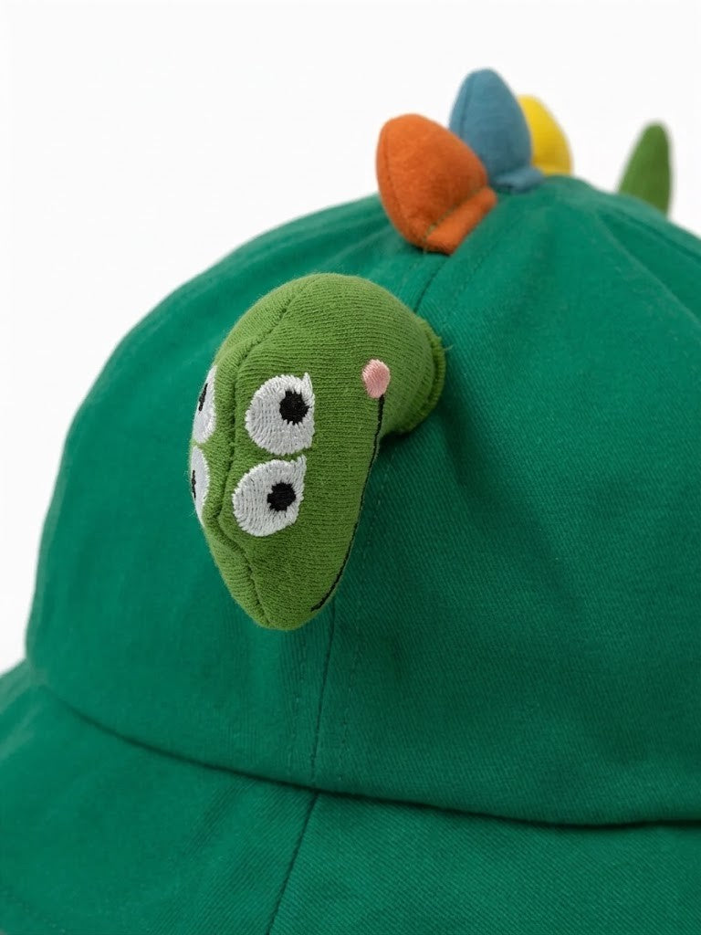 Zielony kapelusz dziecięcy Dino z ogonem – regulowany 46–54 cm